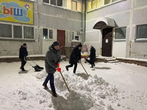Актив ТАИФ-НК помог в уборке снега социальному приюту «Балкыш» 1