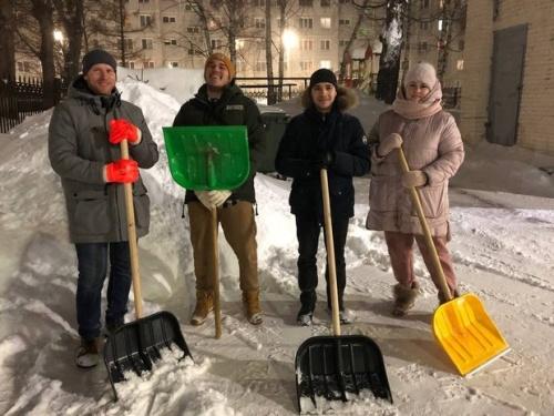 Актив ТАИФ-НК помог в уборке снега социальному приюту «Балкыш» 2