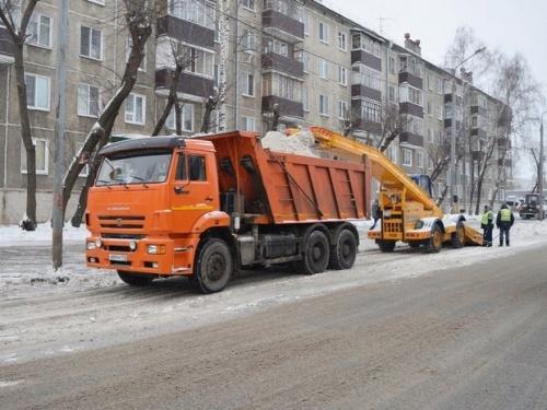 На уборку казанских дорог вышли 461 рабочий и 345 единиц спецтехники1