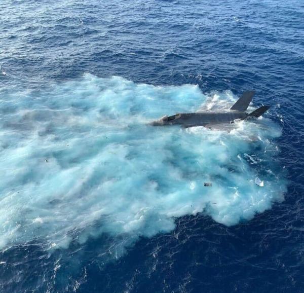 В сети появилось фото упавшего в море F-351