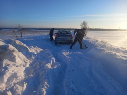 В Татарстане спасатели помогли вытащить застрявшее в сугробе авто 1