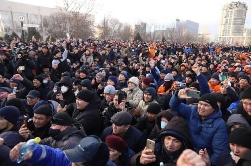 Власти Казахстана пообещали снизить цену на сжиженный газ после протестов1