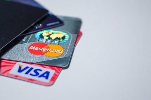 Visa и Mastercard объявили о приостановке работы в РФ1
