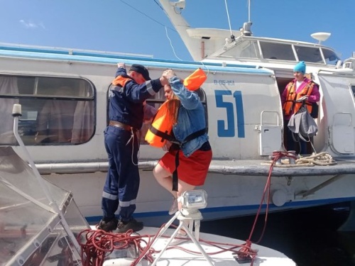 Около казанского речпорта теплоход в Свияжск сел на мель1