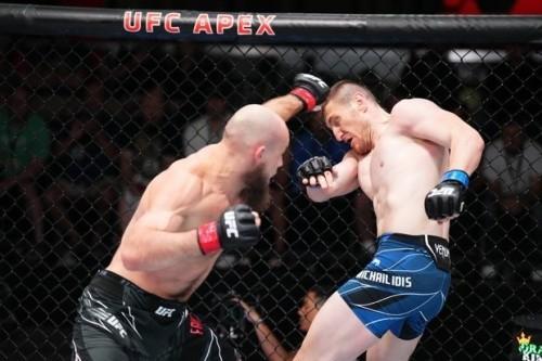  Фахретдинов победил в дебютном бое в UFC1