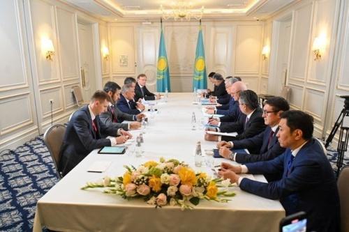 Президенты Татарстана и Казахстана встретились на полях ПМЭФ1