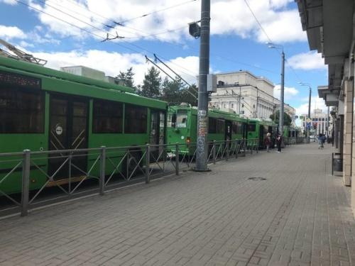 В центре Казани встали троллейбусы — отключен ток1