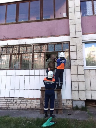 В Казани спасли мужчину, зацепившегося за штырь балконной решетки1