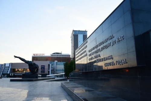 В Казани завершаются работы по реконструкции памятника возле парка Горького2