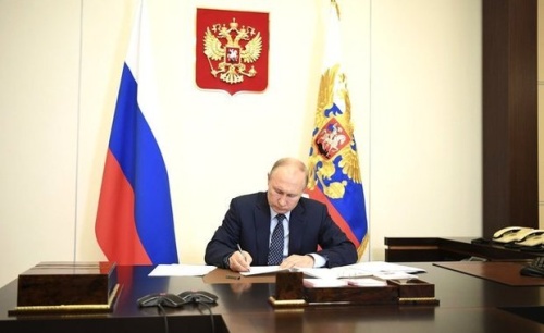 Путин поручил сдавать в Гохран подарки чиновникам из драгоценных камней1