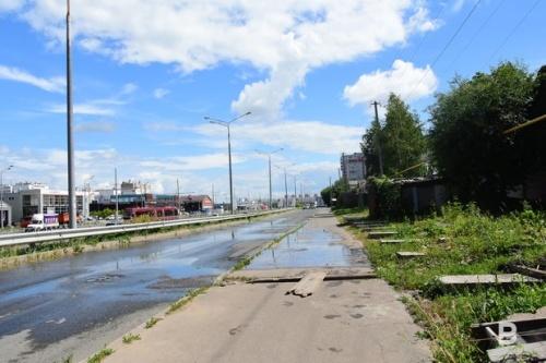 В Казани на улице 2-ой Азинской уже несколько дней протекает канализация1