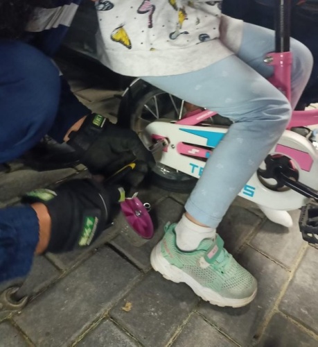 В Казани спасатели помогли девочке, у которой нога застряла в велосипеде1