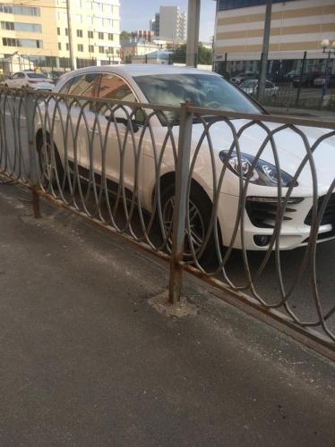 ﻿В Казани на улице Островского Porsche приковали цепью к забору1