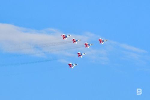 Авиагруппа «Стрижи» показала кадры пролета в небе над Казанью19