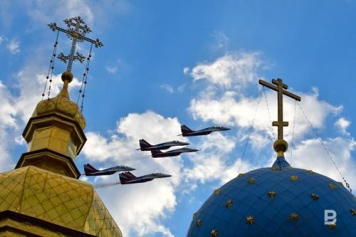 Авиагруппа «Стрижи» показала кадры пролета в небе над Казанью32
