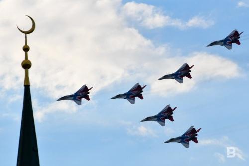 Авиагруппа «Стрижи» показала кадры пролета в небе над Казанью18