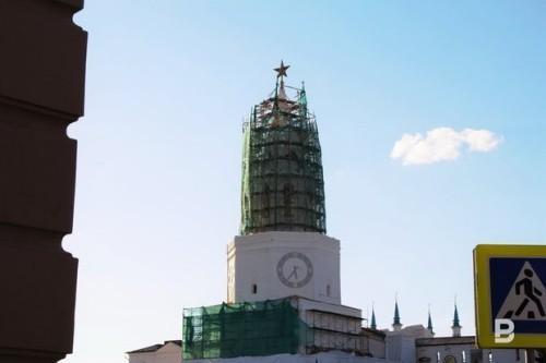 На Спасскую башню Казанского Кремля вернули звезду после реставрации. 1