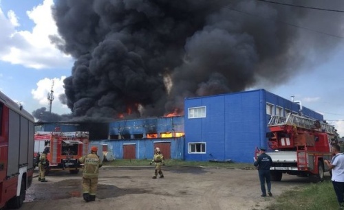 Работник пострадал на пожаре на складе в казанском поселке Киндери 1