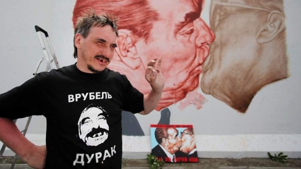 Дмитрий Врубель на фоне своего граффити 