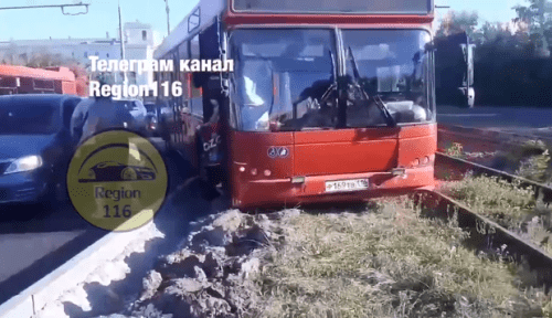 В Казани автобус застрял на трамвайных путях 1
