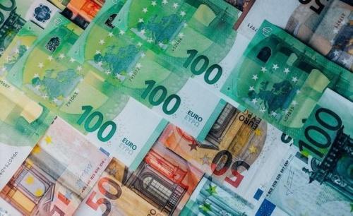 Банк России повысил курс доллара на 6 сентября до 60,9 рубля1