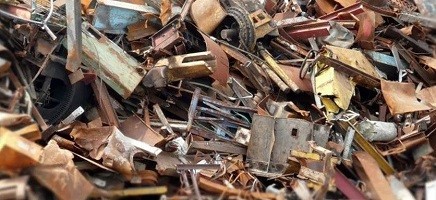Новосибирская область, это крупный промышленный центр России, где широко развиты новейшие технологии, применяемые во всех сферах жизни. Бережливое отношение к природным ресурсам, дает возможность жителям мегаполиса не только экономить, а и извлекать существенную прибыль. Одним из вариантов дополнительного дохода, считается сдача металлов в специализированных пунктах. Подобные организации дают хорошую цену за лом. Даже прием черных металлов Новосибирск может принести значительную прибыль. Еще результативнее проходит сдача цветного лома. Варианты добычи металлического неликвида Большую часть принимаемого металла сдают жители городских окрестностей и частного сектора, где чаще попадаются неремонтопригодные устройства и элементы. Многие новосибирцы собирают металлические банки, посуду, радиаторы, с целью впоследствии доставить их в приемный пункт. Чтобы получить максимальную цену, металлы очищают от инородной обвязки и сортируют по виду и степени коррозионного повреждения. Например, провода очищаются от изоляции, ржавое железо сдается отдельно от чистых элементов. В пунктах приема всегда востребованы следующие варианты металлического лома: • Радиоэлектронные платы с частицами благородных сплавов • Радиаторы, провода и кабели из меди • Алюминиевая утварь, стружка, силовые жилы • Изделия из титана, бронзы и латуни • Свинцовые батареи питания для автомобилей • Чугунные конструкции, черная сталь и нержавейка Максимальную прибыль можно получить при сдаче цветных сплавов. Черные металлы стоят в десятки раз дешевле. Кроме того, железо принимается только с минимальным весом от 30 килограммов. Дополнительные плюсы, предоставляемые пунктами приема металлолома Многие компании стараются увеличить комфорт клиента, в ходе сдачи крупных партий неликвида. Корпоративные грузовики бесплатно выезжают на точку погрузки металлических остатков. Бригады рабочих оперативно загружают лом в кузов, проверяют вес партии и выплачивают денежные средства прямо на месте. Сумму можно получить наличными, либо переводом на карту любого банка. Большой спрос в Новосибирске имеет компания «РосМет». На официальном сайте организации можно проконсультироваться со специалистами по электронной почте или телефонам. Заявку на сдачу металлов удобно подать в удаленном формате, четко договорившись о времени и месте проведения сделки. В Новосибирске действуют два пункта «РосМет», открытые с 8 до 20 часов. Обе точки обладают удобным подъездом на личном автотранспорте. Для объемных партий, имеются в наличии автовесы и манипуляторы. Фирма всегда дает максимальную цену за любой вид металла. Отзывы о площадке исключительно положительные.