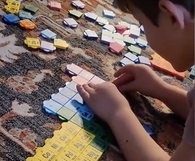 5-летний мальчик-аутист пишет на 10 языках и знает все страны мира 3