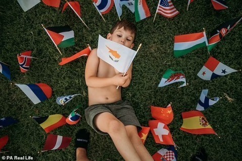 5-летний мальчик-аутист пишет на 10 языках и знает все страны мира 1