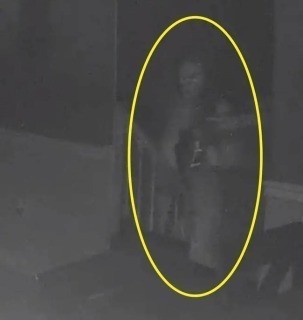 Камера наблюдения в доме засняла клоуна-призрака 1