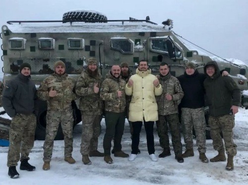 Усик поддержал спецназ НПУ «Сафари» и забрался на бэху — фото1