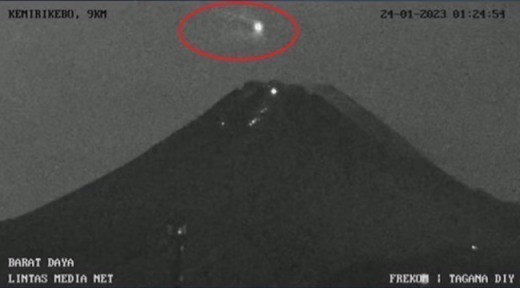 На камеру попал странный огненный шар, медленно пролетевший над вулканом в Индонезии 1