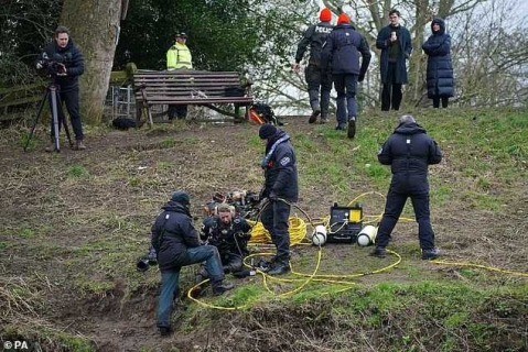 В Англии женщина за считанные минуты исчезла в парке на прогулке с собакой и нет никаких следов 5