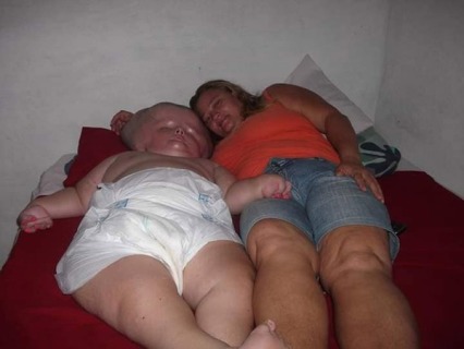 Фото с «гигантским младенцем» напугали Интернет, но правда оказалась куда более жестокой 6