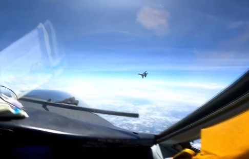 Китайский истребитель J-16 агрессивно “подрезал” разведывательный американский Boeing RC-135: видео0