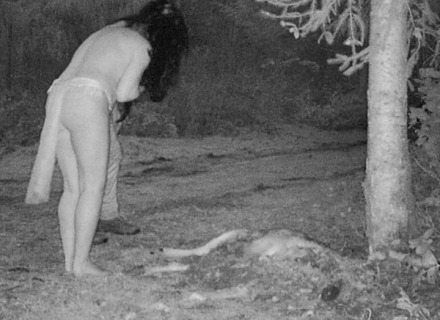 В Канаде лесная камера засняла полуголых «ведьм», поедающих разлагающийся труп животного 3