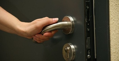 Неудачное Вскрытие: Спасатели, Пришедшие на Вызов, Сами Попали в Ловушку
