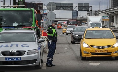 С 16 октября украинцы могут попасть на территорию России из третьих стран через автомобильный пункт пропуска «Лудонка» в Псковской области и через аэропорт «Шереметьево», сообщило РИА Новости. Новые правила руководство страны утвердило 6 октября, теперь они вступили в силу. Принятый порядок касается граждан Украины старше 14 лет, а также жителей младше указанного возраста, если они едут в сопровождении законного представителя, опекуна или попечителя из числа граждан иностранных государств. Если украинец младше 14 лет прибыл в Россию самостоятельно или в сопровождении россиянина, на него эти правила не распространяются. В указе правительства уточнили, что «эта временная мера направлена на обеспечение безопасности жителей нашей страны в сложившихся геополитических условиях».