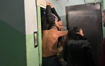 Жуткий случай в лифте: молодая мама и её ребенок оказались в опасной ситуации