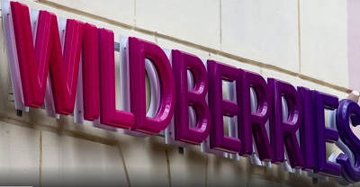 Wildberries отменит комиссию для клиентов при оплате покупок картами Visa и Mastercard, сообщили NEWS.ru в пресс-службе компании. Такое решение было принято после совещания представителей маркетплейса, Банка России и Росптребнадзора, которое состоялось 12 октября в Генеральной прокуратуре РФ. Также руководство Wildberries вернет дополнительно удержанные денежные средства всем клиентам платформы. В ходе рабочей встречи стороны дополнительно обсудили систему работы с товаром ненадлежащего качества, а именно: плата за возврат таких товаров не взимается, при этом в случае отказа от товара надлежащего качества компания возвращает покупателю стоимость товара за исключением расходов на его обратную логистику. Компания подчеркивает свою социальную ориентированность и приверженность принципам защиты прав потребителей, — заявили в пресс-службе маркетплейса. О введении комиссии для пользователей Wildberries в размере 3% за покупку товаров с помощью карт Mastercard и Visa, которые были выпущены на территории России, стало известно 9 октября. Представители компании сообщили, что это было сделано из-за особенностей операционно-технологического процесса. После этого в Генпрокуратуре заявили о проверке деятельности маркетплейса. В случае нарушений прав граждан надзорное ведомство обещало принять исчерпывающие меры реагирования. Комментируя сложившуюся ситуацию, замглавы комитета Госдумы по экономической политике Михаил Делягин призвал пресечь злоупотребление маркетплейсами своим монопольным положением на рынке. Как подчеркнул депутат, действия Wildberries являются дискриминацией платежных систем и должны стать поводом для антимонопольного расследования. Делягин уточнил, что маркетплейс не имеет права вводить комиссию только в отношении двух расчетных систем.