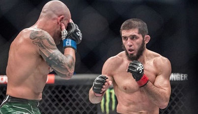 Ислам Махачев защищает титул UFC, нокаутируя Александра Волкановски