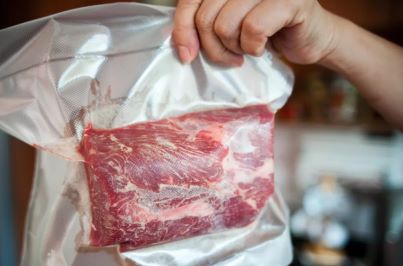 Петербуржец разрушил чужой автомобиль мясным пакетом после ссоры с девушкой