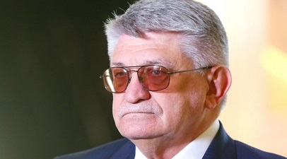 В Санкт-Петербурге на закрытии первого Фестиваля Галины Вишневской сорвался показ обновленного фильма режиссера Александра Сокурова о чеченской военной кампании. Кинематографист рассказал об этом в своем Telegram-канале и заверил, что посмотреть кино получится позже и в другом месте. К сожалению, по не зависящим от меня причинам мы не сможем 12 декабря провести премьерный показ новой версии фильма «Александра» в петербургском кинотеатре «Аврора», как это было объявлено ранее. Сделаем это чуть позже и в другом месте, — написал Сокуров. Причина отмены мероприятия не называется. Сокуров предложил зрителям несостоявшегося показа послушать песню группы «ДДТ» «Умирали пацаны». Фильм был оцифрован и улучшен с помощью цветокоррекции. Картина рассказывает о событиях в Чечне. По сюжету пожилая женщина Александра Николаевна приезжает навестить внука-офицера и несколько дней гостит у него в военной части.