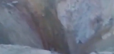 Падение автобуса в воронку в Казахстане унесло жизни минимум 2 человек