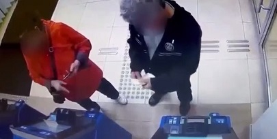 Неожиданная Встреча с Удачей: Россиянин Забрал Забытые Деньги в Банкомате