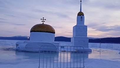 Храм из Снега Погряз в Ледяных Водах на Озере Тургояк