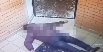 Мужчина скончался после падения на плитку