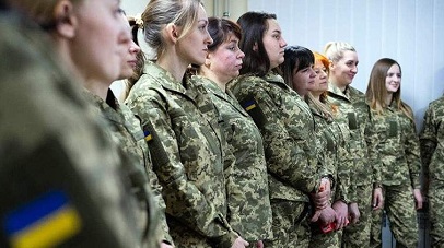 женщинам-военнослужащим из ВСУ выдали военную форму