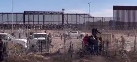 Хаос на границе: Более 100 мигрантов пытались прорваться в США