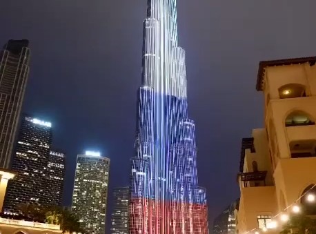 «Бурдж-Халифа» в цветах флага России: поддержка после теракта в «Крокус Сити Холл»