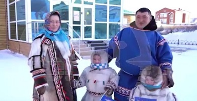 Семья из тундры преодолела 150 км на снегоходе, чтобы проголосовать на выборах президента РФ